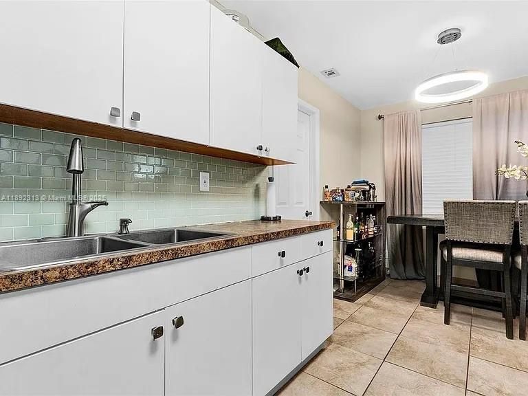 Building Photo - 121 NW 7th Ave