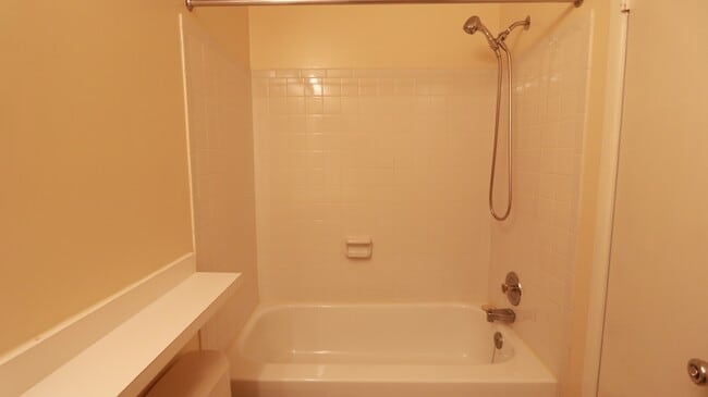 Building Photo - FRESH PAINT AND NEW FLOORING = 3BD + 2.5BA TH