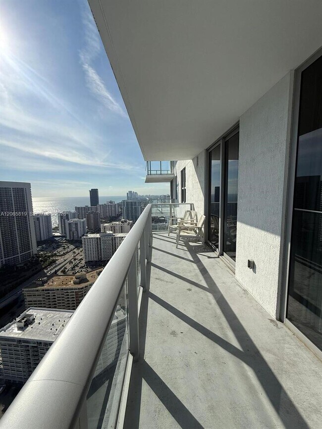 Building Photo - 4010 S Ocean Dr