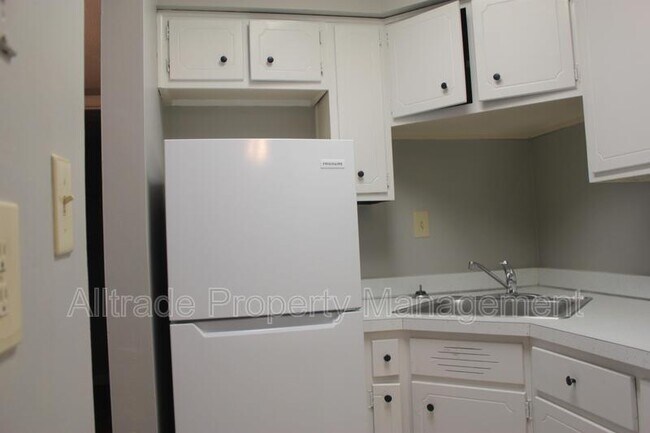 Building Photo - 2358 Grinstead Dr