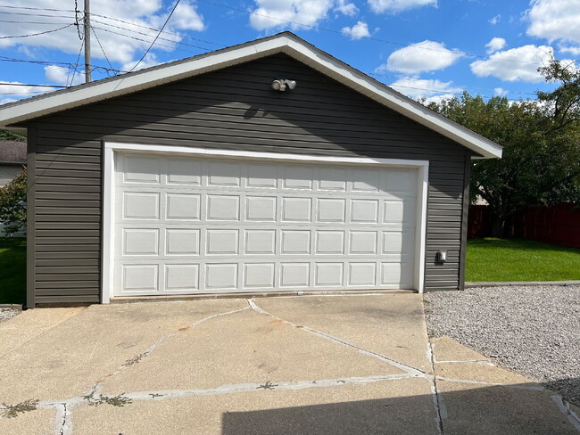 Building Photo - Charming 3-Bed Home - $2000/ month