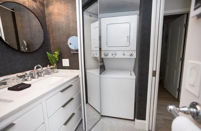 Building Photo - 555 S La Veta Park Cir