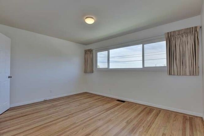 Building Photo - 3 bed 2 bath home for rent in San Mateo
