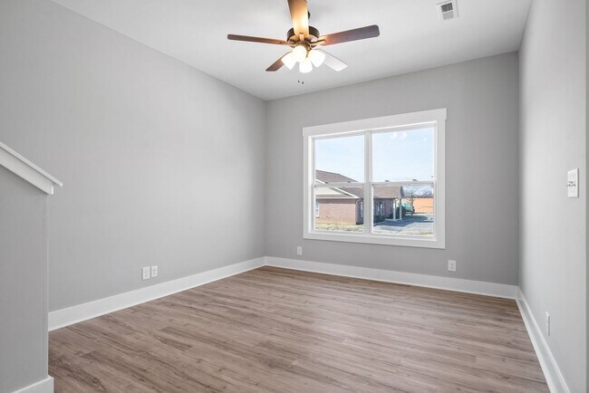 Building Photo - 2 Bedroom Townhome For Rent in Historic Downtown Clarksville!