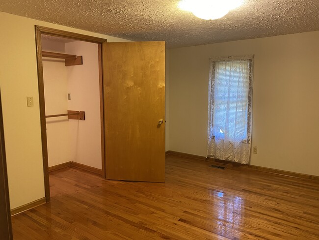 Hall Bedroom 2 with Walk-in Closet - 415 Wayne Duke Rd