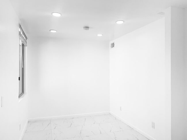 Building Photo - 5301 Balboa Blvd