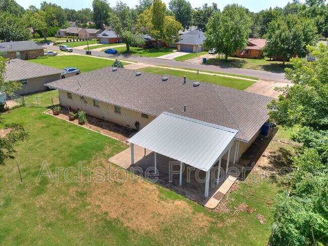 Building Photo - 3121 Lakeside Dr