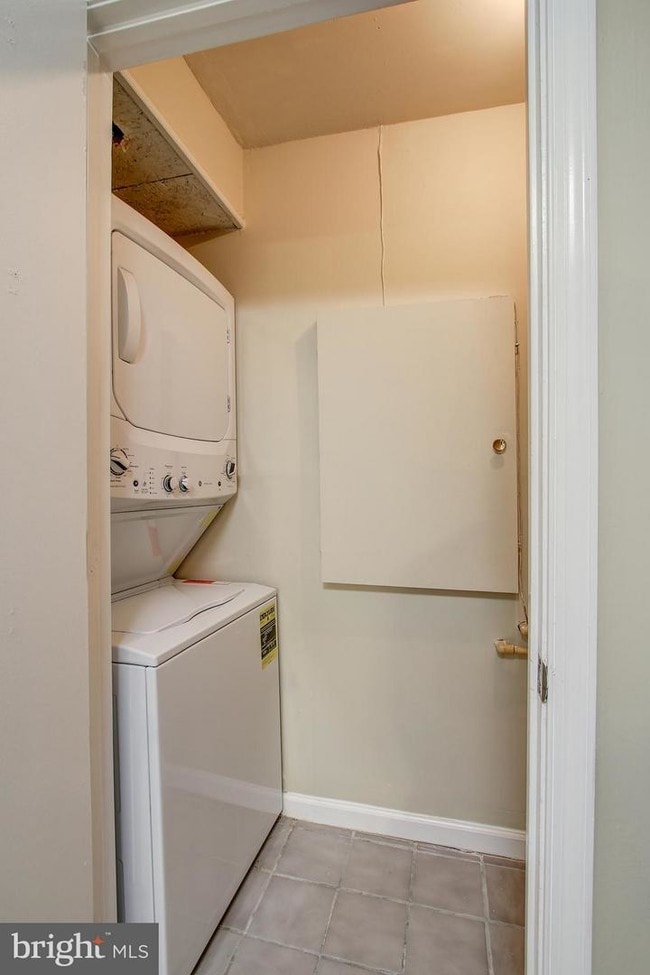 Building Photo - 6 Normandy Square Ct