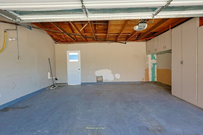 Building Photo - Spacious 5-Bedroom, 3-Bath Home – Convenie...