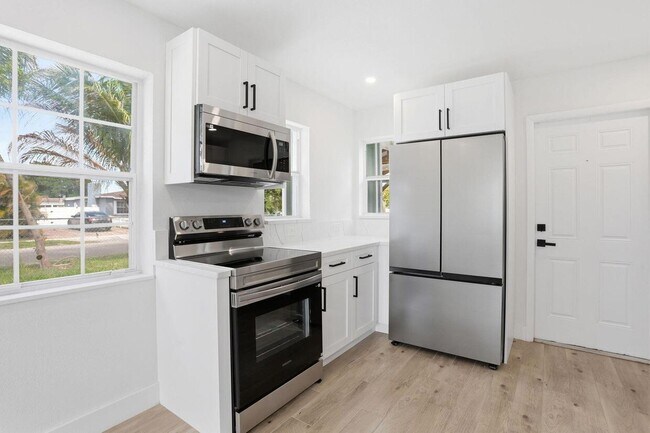 Building Photo - 2312 Redwood Rd