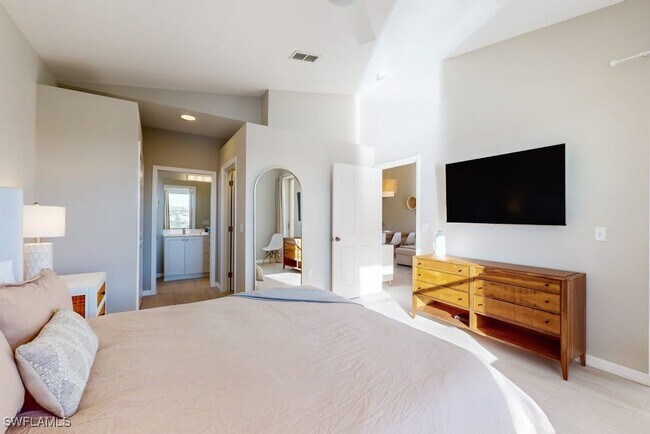 Building Photo - 350 Robin Hood Cir