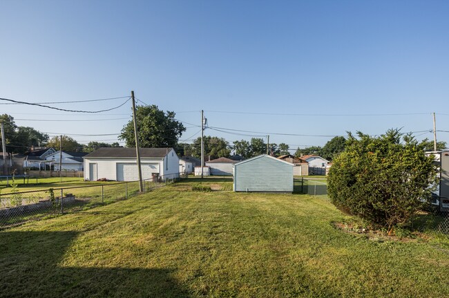 Building Photo - 1825 E Legrande Ave