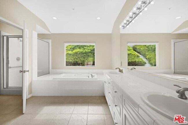 Building Photo - 668 Palisades Dr