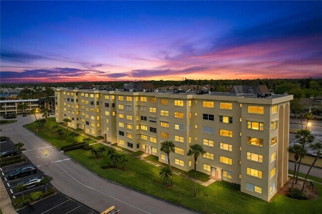 Building Photo - 4650 Cove Cir