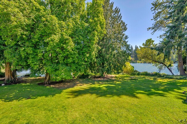Building Photo - Echo Lake One Bedroom