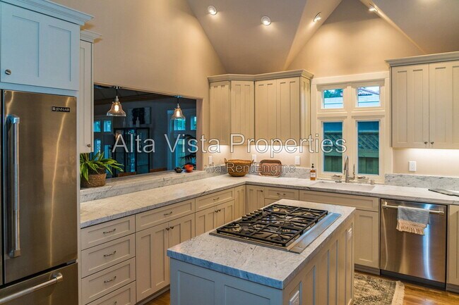 Building Photo - 5606 Dolphin Pl