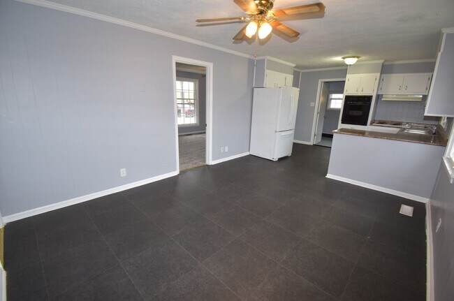 Building Photo - 3 Bedroom Pet Friendly Home For Rent!