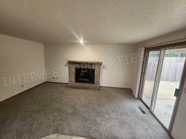 Building Photo - Spacious 4bd 2.5ba Rock Creek Home With 2 ...