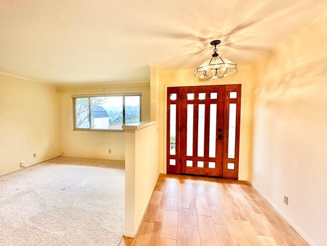 Building Photo - Beautiful Custom Home in Fallbrook, just m...