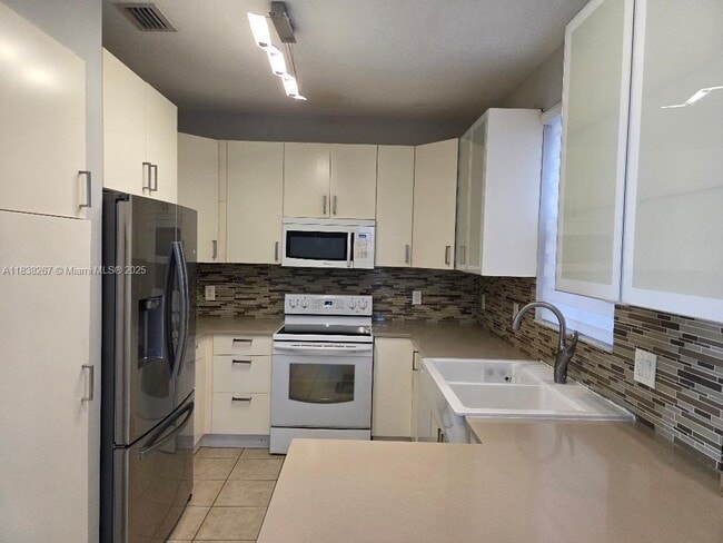 Building Photo - 928 SW 153rd Ct