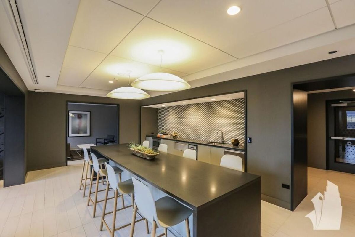 Building Photo - 637 N Wells St