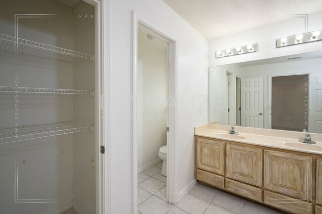 Building Photo - Lovely Brick Home Just Minutes from the Be...