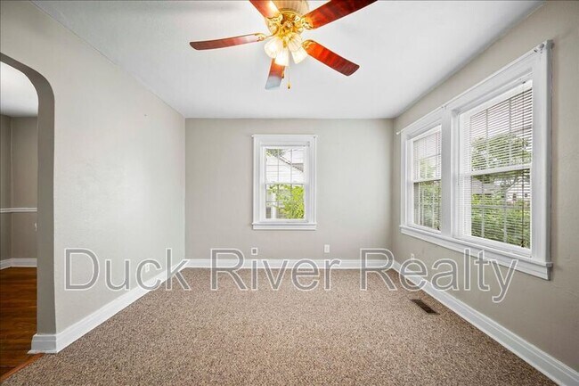 Building Photo - 2135 Thomas Ave