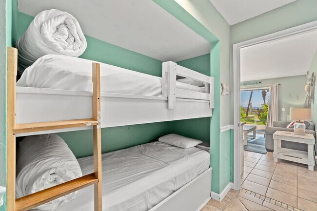 Building Photo - 8743 Thomas Dr