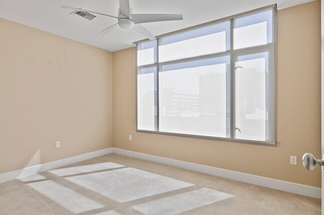 Building Photo - 2211 E Camelback Rd