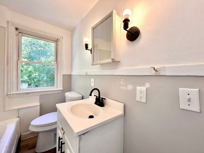 Building Photo - 2532 Maffett St