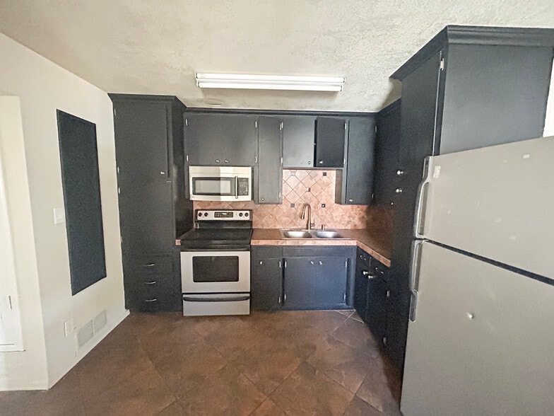 Building Photo - 33 S Olive