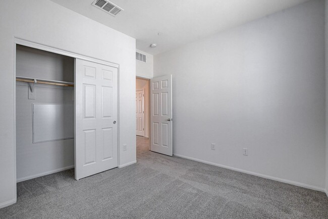 Building Photo - BRAND NEW TOWNHOME OFF 215 AND RUSSELL * N...