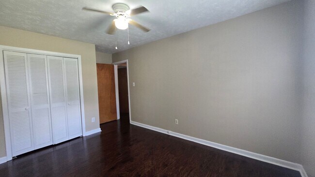 Building Photo - 650 E Raynor Dr