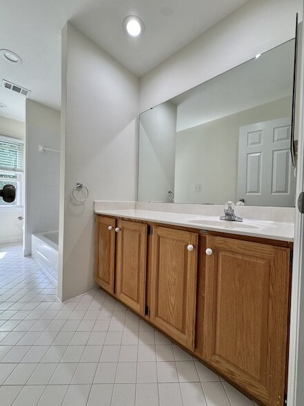 Building Photo - 1370 Buckingham Cir