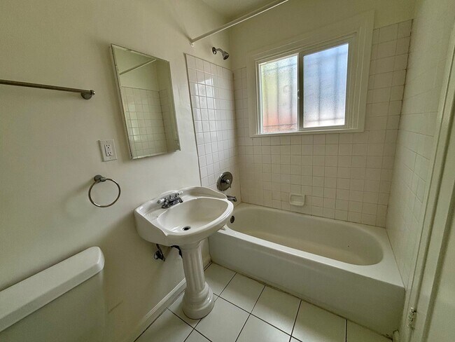 Building Photo - 2809-2821.5-28215 Rowena Ave