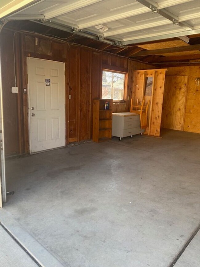 Building Photo - Sweet 4 bd, 2 bath, 2+car garage near MidTown