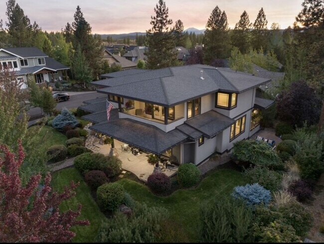 Building Photo - 19062 Mount McLoughlin Ln