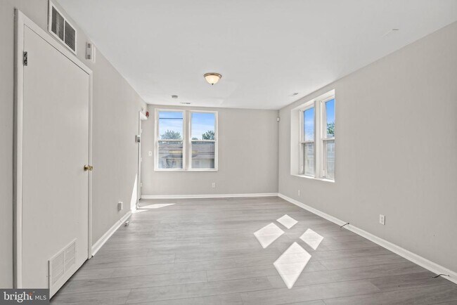 Building Photo - 1004-6 S 52nd St