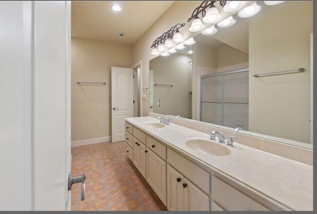 Building Photo - 1400 Camelback