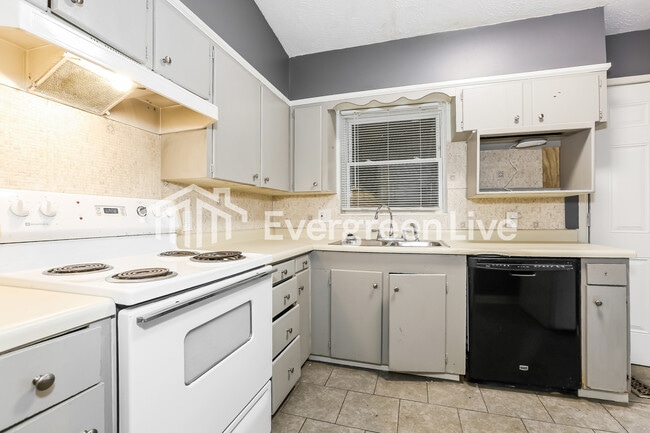 Building Photo - 94 Broadmoor Dr