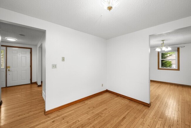 Building Photo - 3129 Windsor Dr