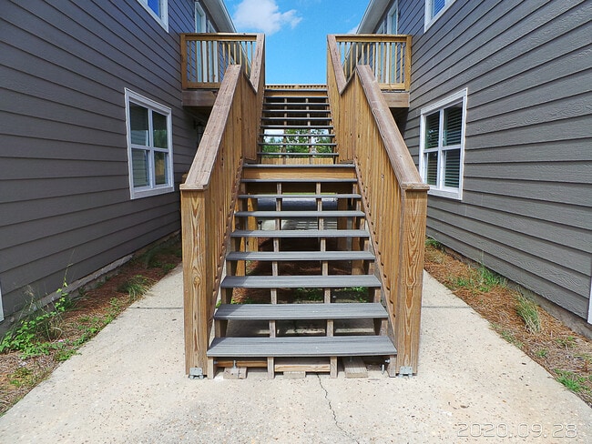 Building Photo - 723 S Berthe Ave