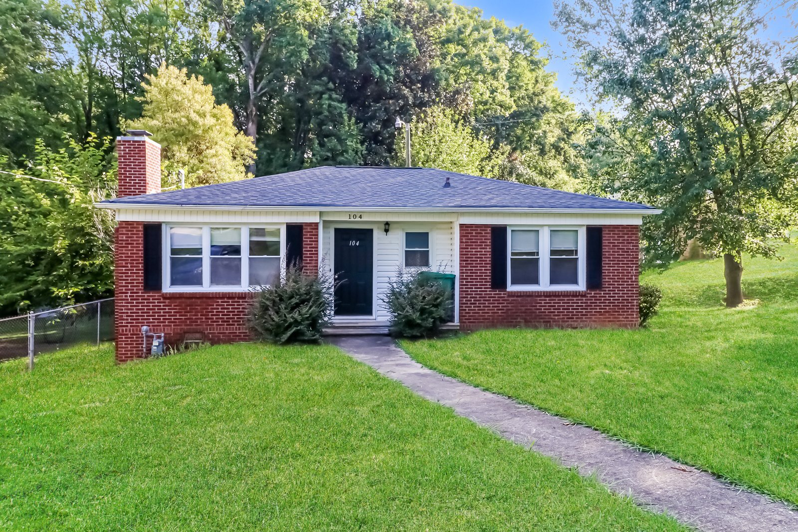 Building Photo - 104 Forest Ln Dr