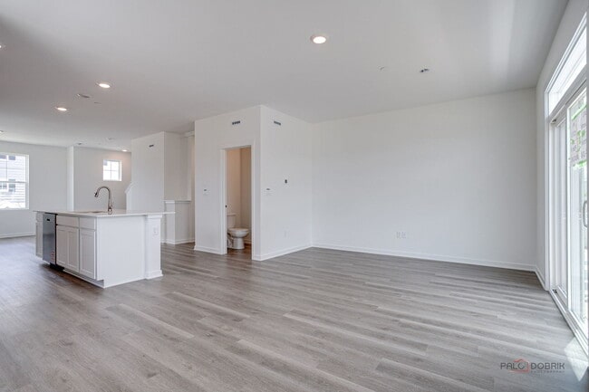 Building Photo - 541 Yosemite Wy