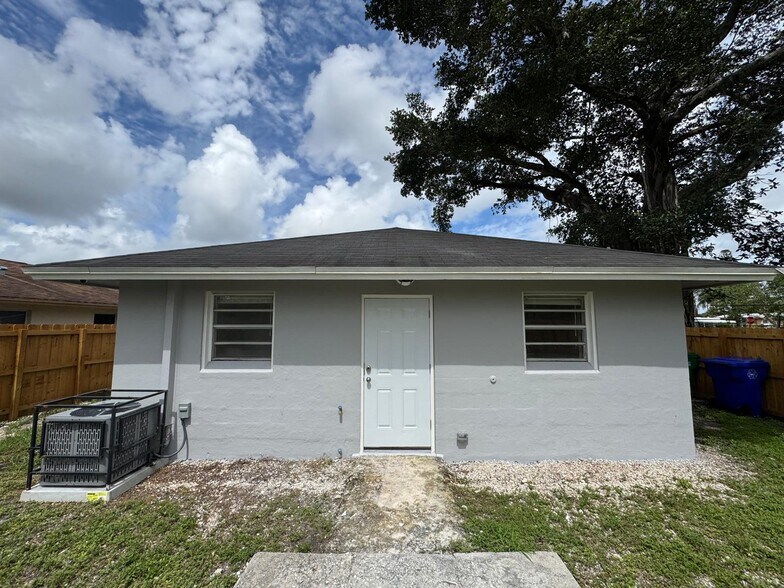 Building Photo - 300 NW 28th Way