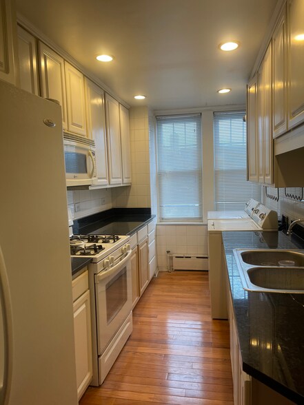 Kitchen with Amenities - 6334 N Sheridan Rd