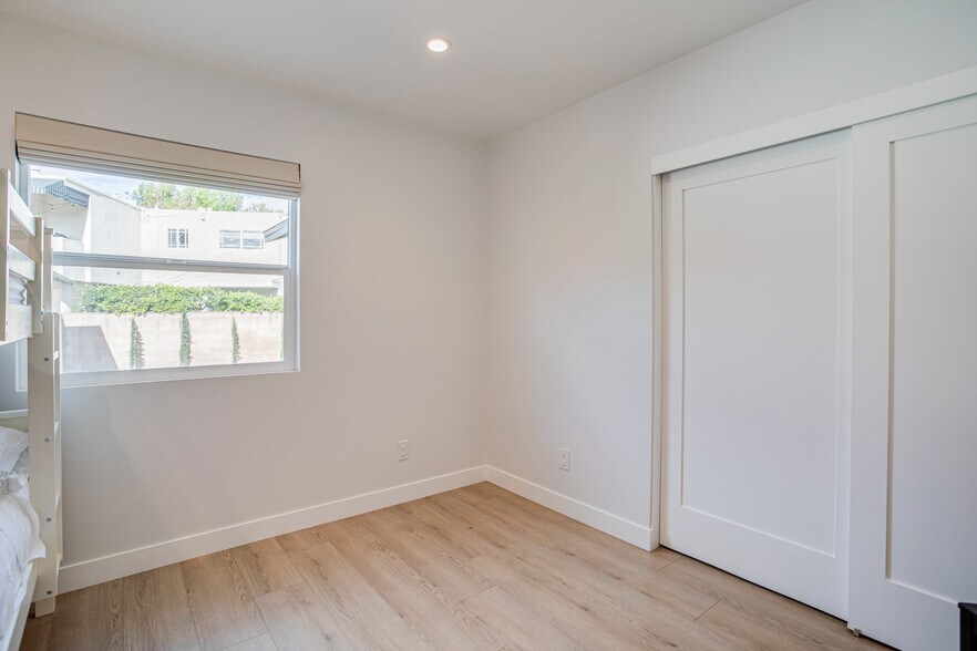 Building Photo - 517 Davis Ave