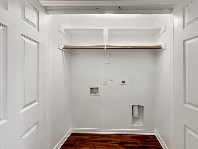 Building Photo - 7426 Blue Jay Dr