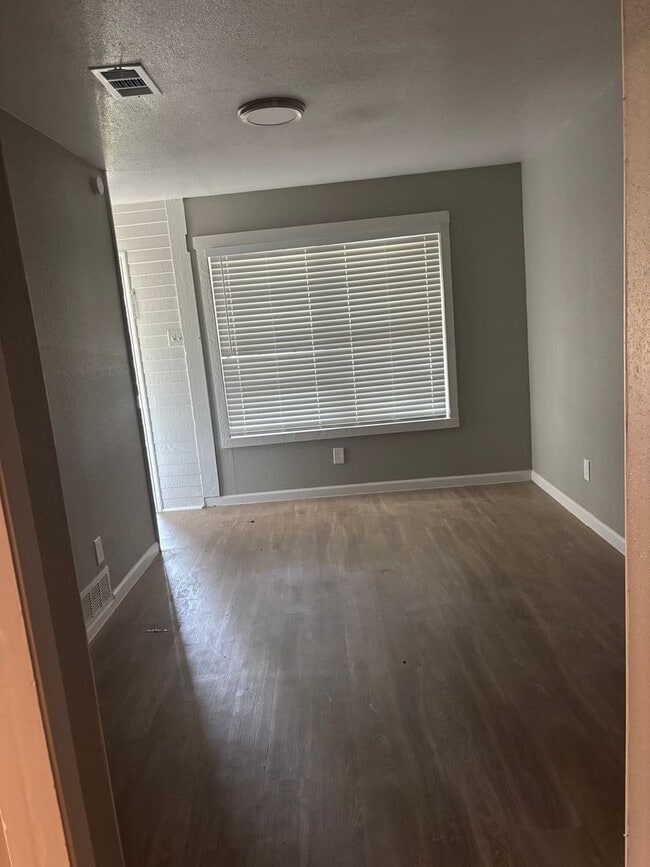 Building Photo - 1121 Woodcrest Dr