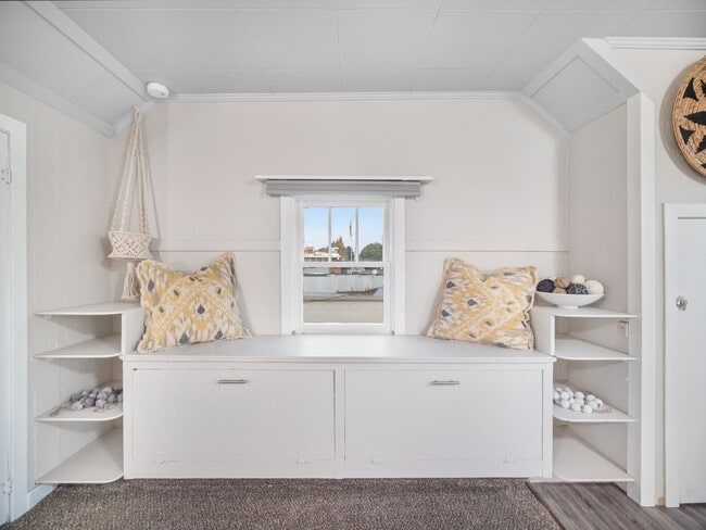 Building Photo - Boho Chic Loft (Furnished)